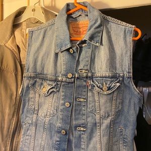 Levi’s denim vest trucker
